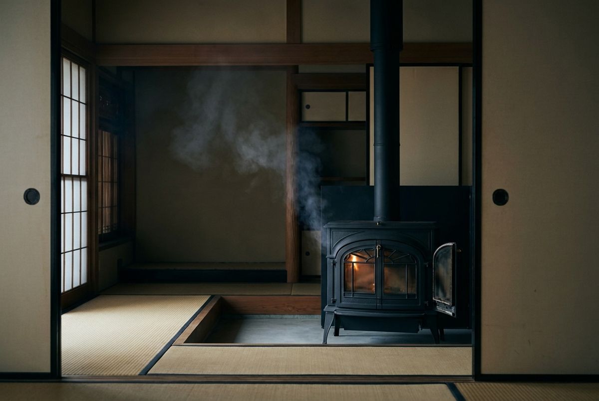 扉から室内に煙が漏れるストーブ